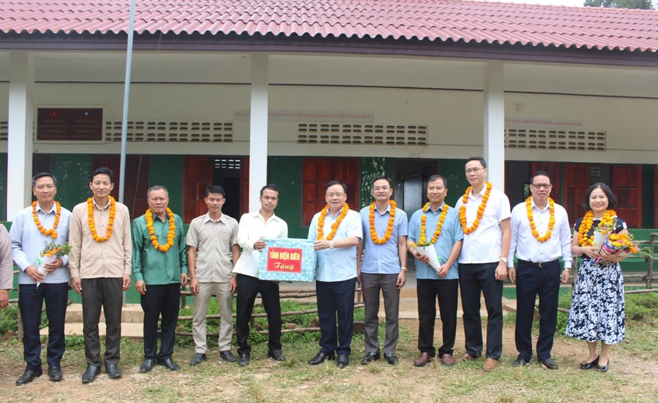 Đồng chí Mùa A Sơn, Phó Bí thư Thường trực Tỉnh ủy thăm, tặng quà một số trường học trên địa bàn tỉnh Phông-sa-ly