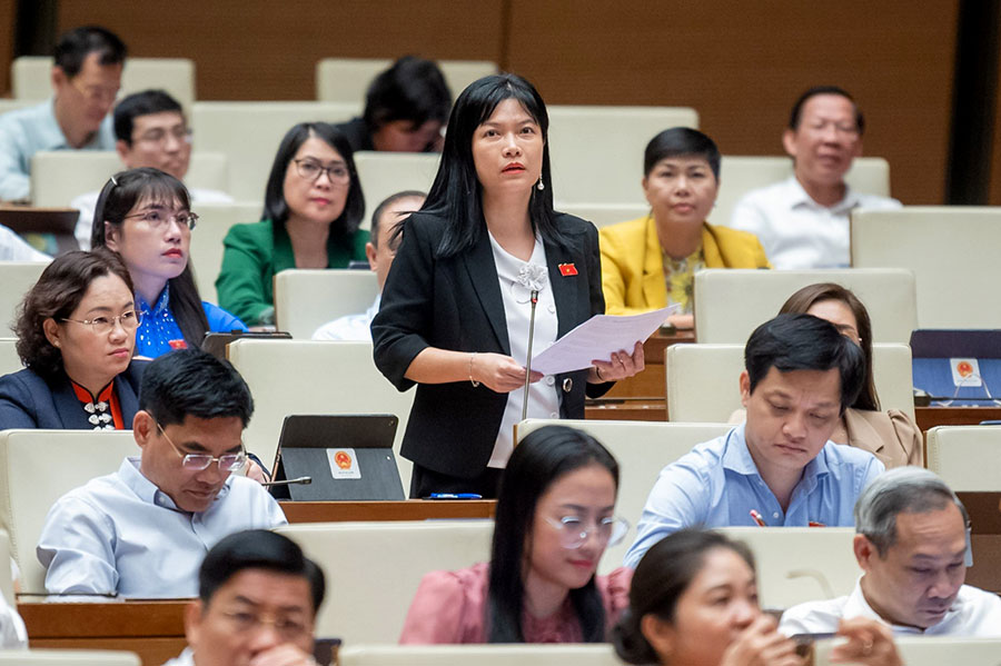 디엔비엔성 국회의원들이 건설부 장관에게 질문하다