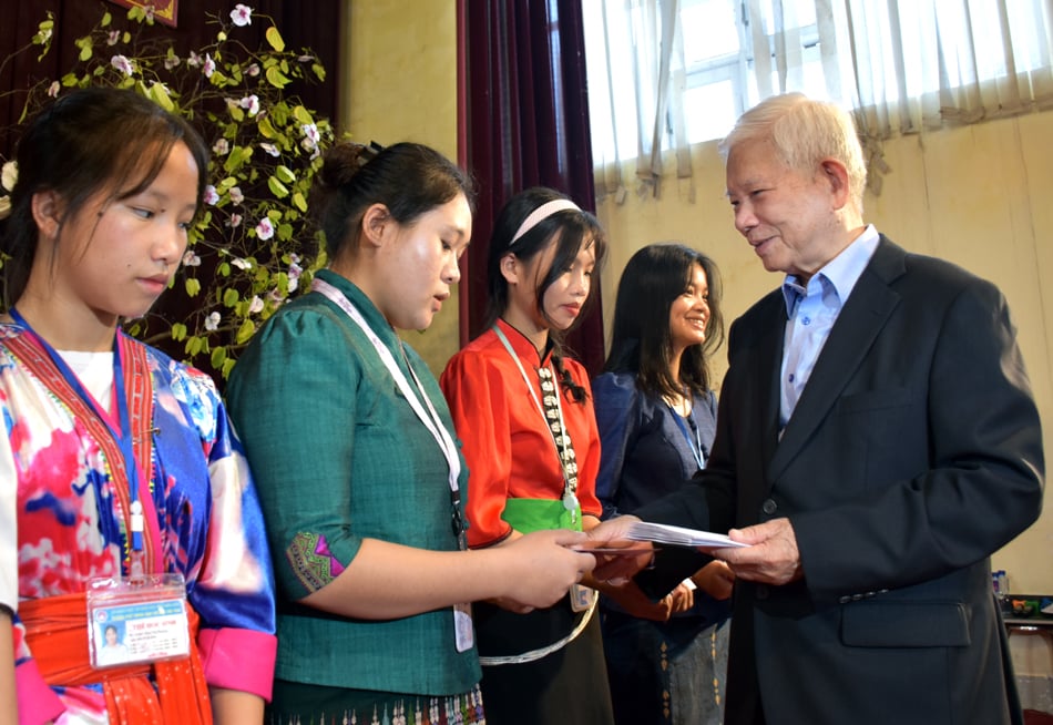 Awarding 100 scholarships to students of the Provincial Boarding School for Ethnic Minorities