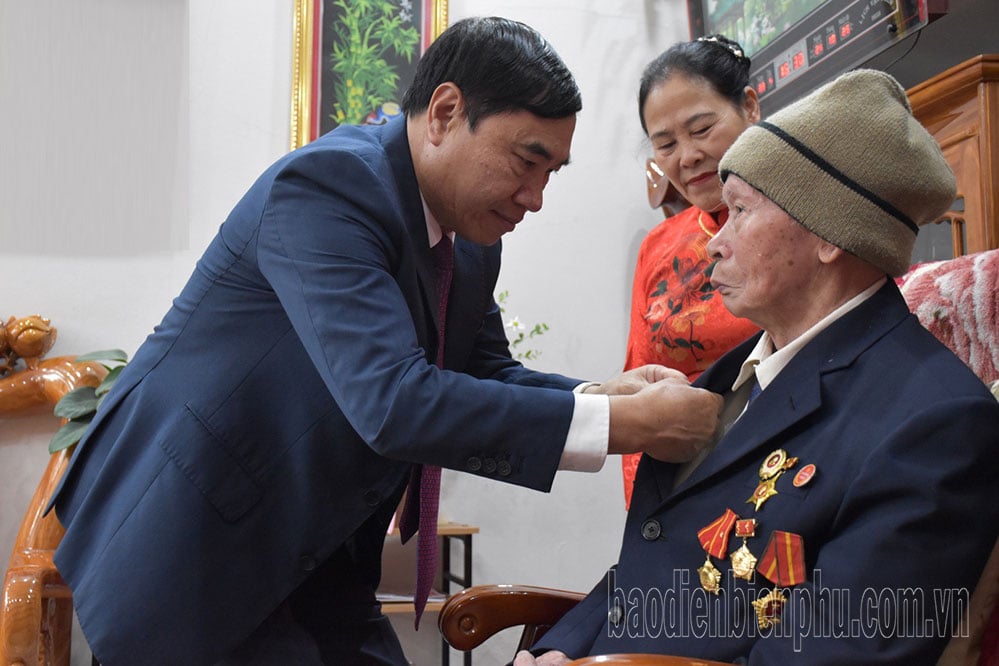 Entrega de la insignia de 75 años de afiliación al partido a Do Van Khoi