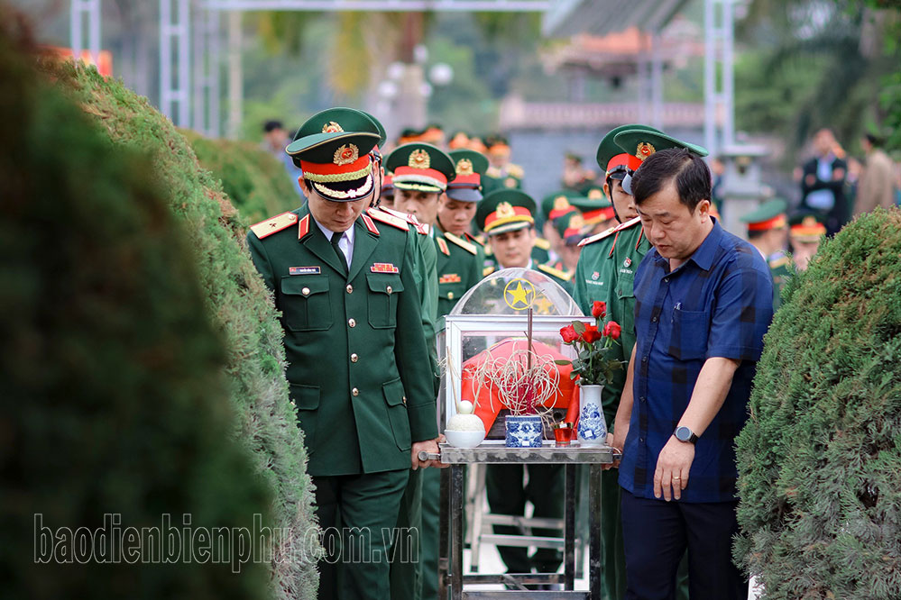 พิธีศพและฝังศพผู้พลีชีพ 3 รายในประเทศลาว