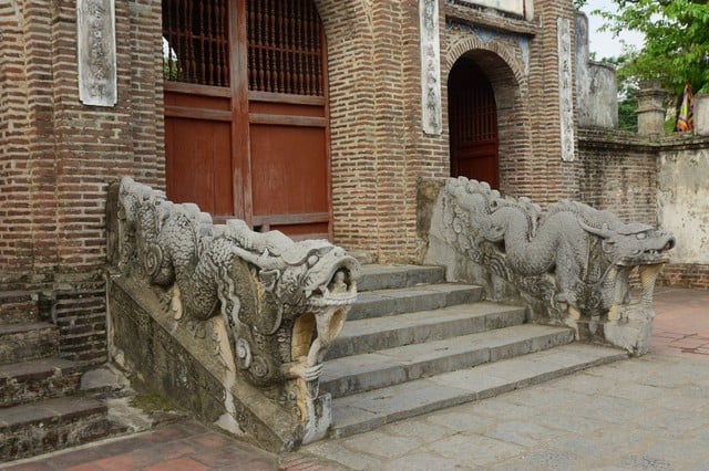 El par de dragones de piedra que forman los escalones del Templo Thuong (Co Loa) son reconocidos como tesoros nacionales.