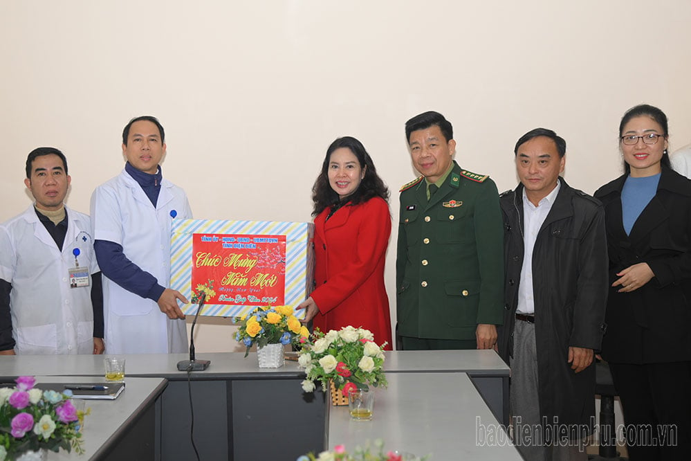 Comrade Lo Thi Minh Phuong visited and wished the New Year to the Tet duty force in Muong Nhe