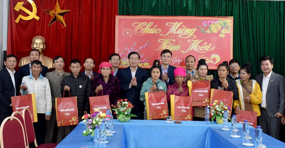 El camarada Lo Van Mung desea un feliz año nuevo a las unidades y familias de los beneficiarios de las políticas en el distrito de Muong Cha.