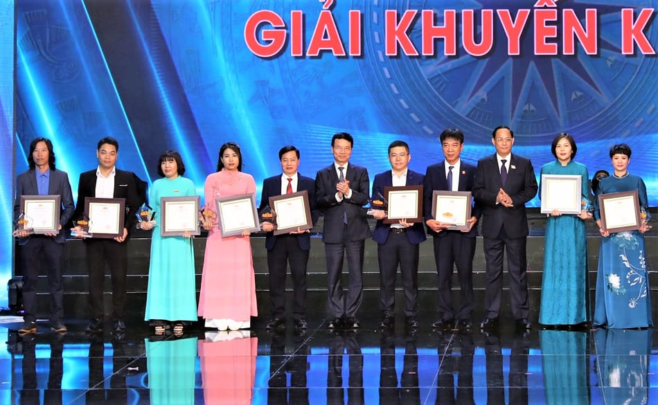 The second Dien Hong Award presented 79 journalistic works