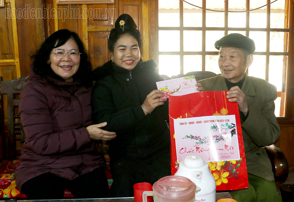 El vicepresidente del Consejo Popular Provincial felicita al Tet en el distrito de Muong Ang