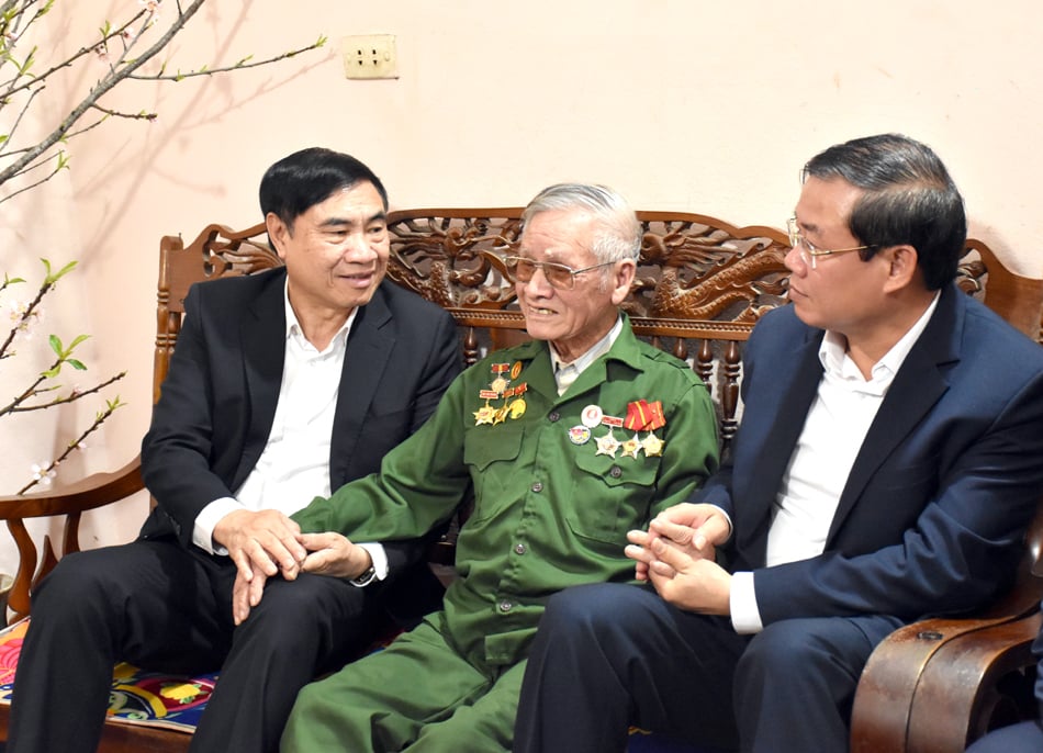 El secretario provincial del partido, Tran Quoc Cuong, felicita a las unidades y familias de los beneficiarios de las políticas en la ciudad en el Tet. Dien Bien Phu