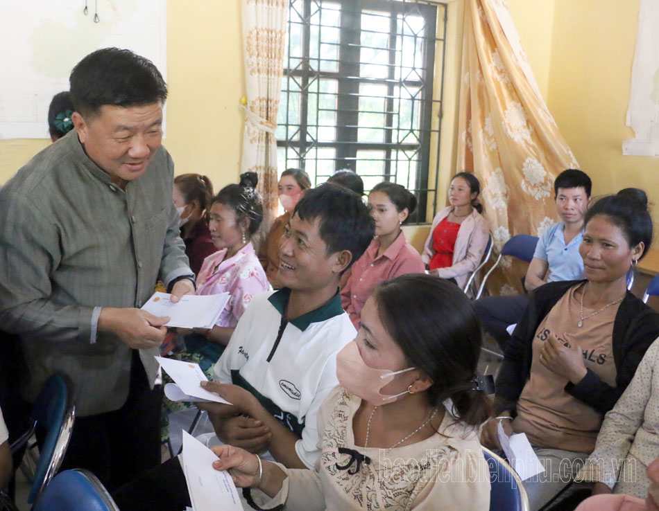 Chủ tịch HĐND tỉnh Lò Văn Phương tặng quà hộ nghèo xã Na Tông