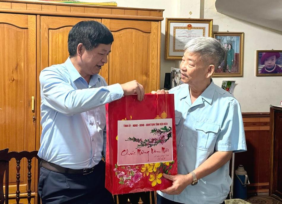 El presidente del Comité Popular Provincial, Le Thanh Do, desea un feliz año nuevo a las unidades y familias de los beneficiarios de la póliza