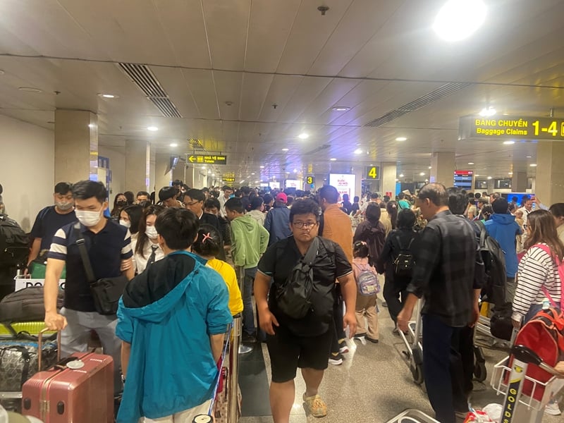 More than 150 thousand passengers passed through Tan Son Nhat airport on February 16.