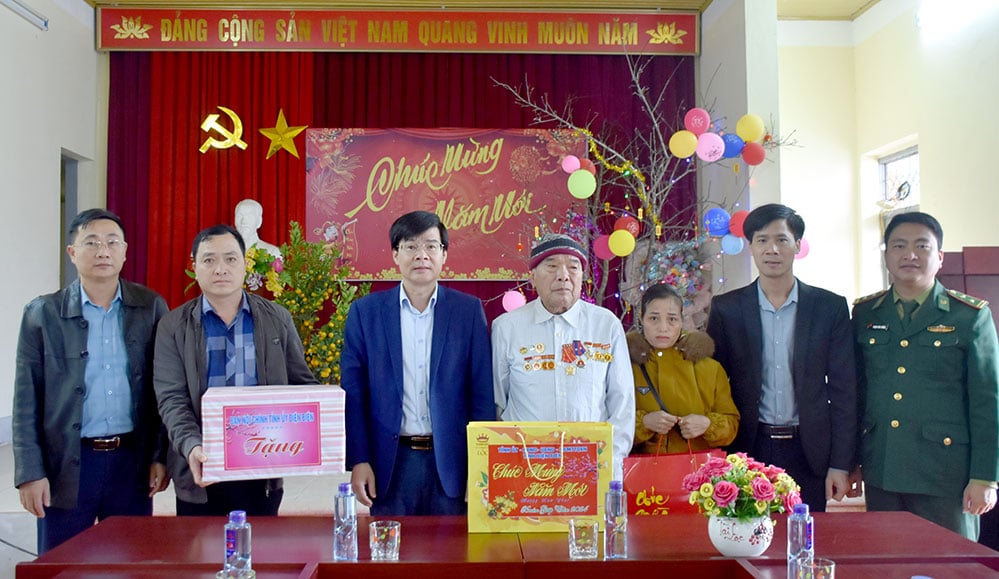 Head of the Provincial Party Committee's Internal Affairs Department visited and extended New Year greetings to Nam Po district