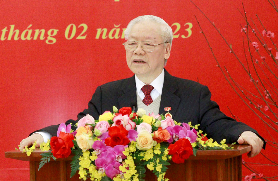 Fiers et confiants sous le drapeau glorieux du Parti, déterminés à construire un Vietnam de plus en plus riche, civilisé, cultivé et héroïque.