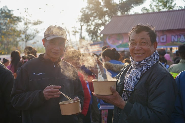 Chợ phiên cho người nghèo sắm Tết không mất tiền - Ảnh 11.