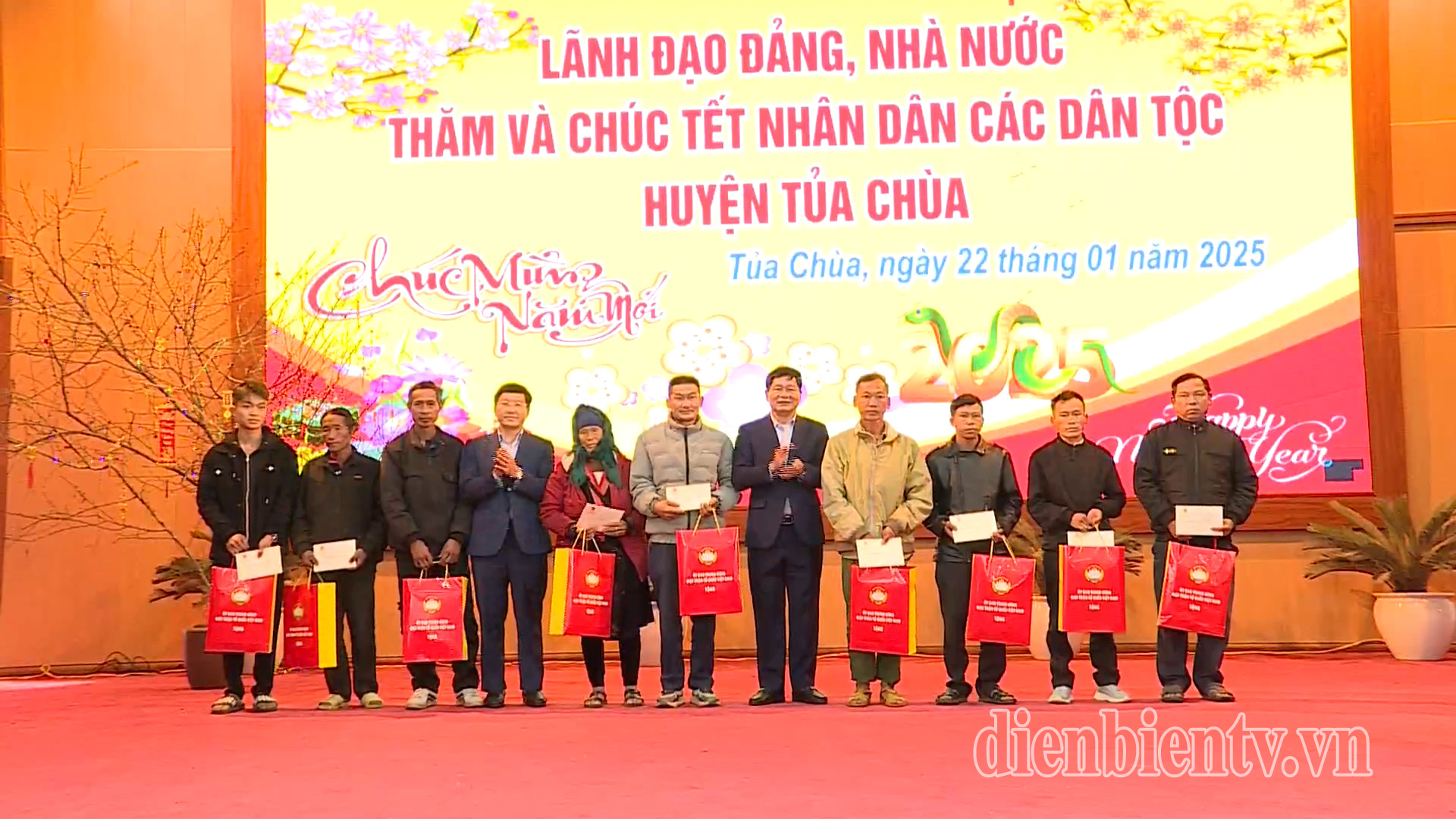 Chủ tịch UBND tỉnh Lê Thành Đô; Chủ tịch Ủy ban MTTQ Việt Nam tỉnh Mùa A Vảng tặng quà người dân hoàn cảnh khó khăn huyện Tủa Chùa.