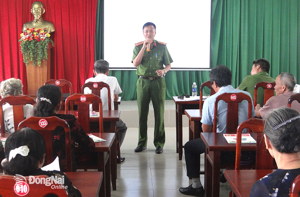 Đại diện Công an H.Nhơn Trạch thông tin về cách thức phòng, chống các loại tội phạm tại buổi tập huấn