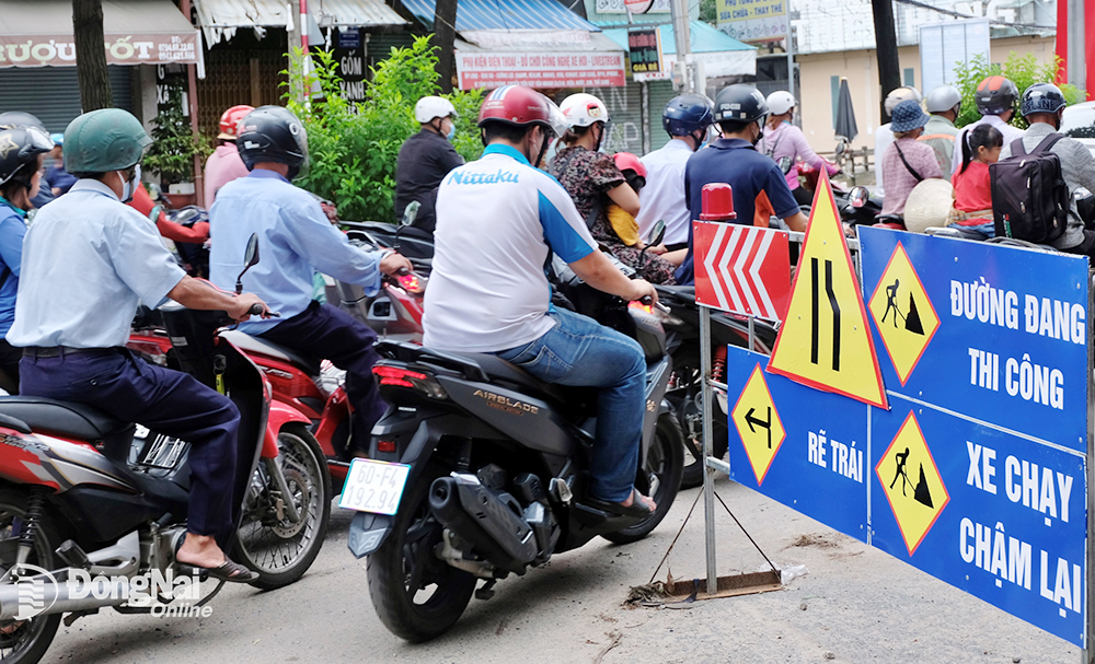  Đơn vị thi công đã bố trí biển cảnh báo, đèn chớp để các phương tiện không di chuyển vào khu vực thi công