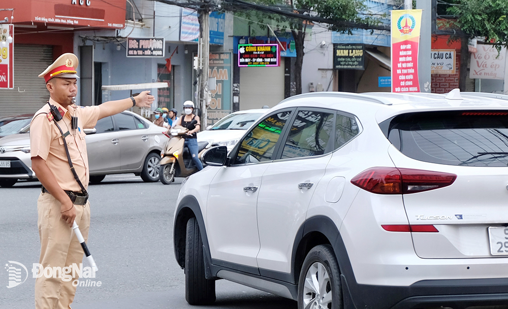 Các loại xe ô tô trên đường Bùi Trọng Nghĩa được hướng dẫn rẽ phải ra đường Đồng Khởi nhằm giảm xung đột giao thông ở ngã ba Trảng Dài