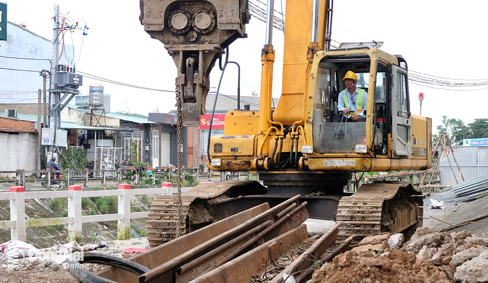 Đơn vị thi công đang ráo riết đóng cừ để bắt đầu thi công tại khu vực cầu Đồng Khởi