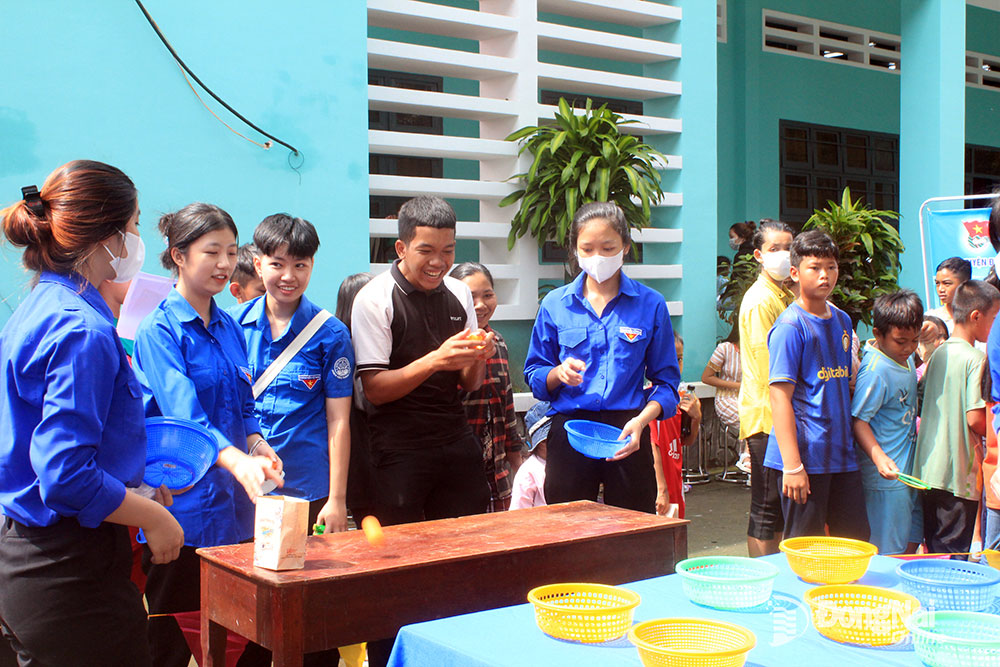 Đoàn viên thanh niên tham gia trò chơi tại ngày hội