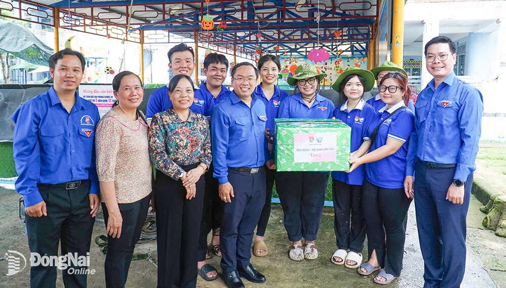 Đoàn tặng quà cho các chiến sĩ tình nguyện tại xã Núi Tượng, H.Tân Phú