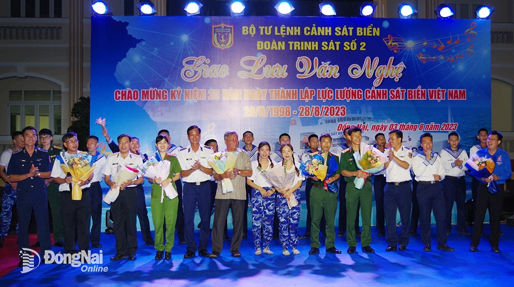 Thủ trưởng Đoàn Trinh sát số 2 tặng hoa các đơn vị tham gia giao lưu. Ảnh: Đoàn Trinh sát số 2 cung cấp