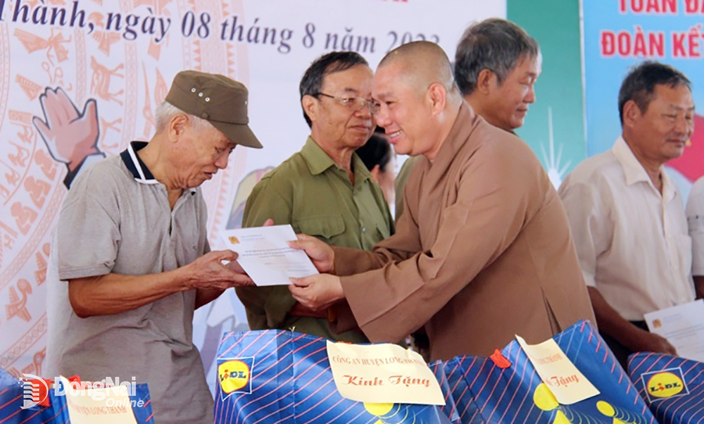 Đại diện một cơ sở tôn giáo tặng quà hỗ trợ người dân có hoàn cảnh khó khăn tại xã Phước Thái