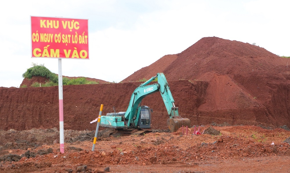 Biển cảnh báo nguy hiểm tại vị trí thực hiện dự án cải tạo đất nông nghiệp ở đồi Bình Minh, xã Suối Cát. Ảnh: Phạm Tùng