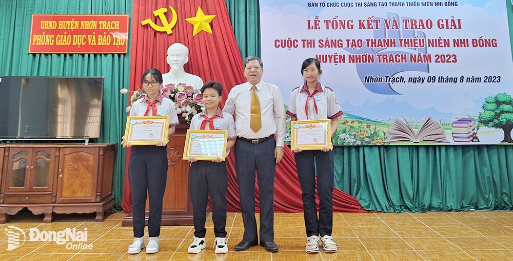 Đại diện Hội Liên hiệp các Hội Khoa học - kỹ thuật tỉnh trao giải cho thí sinh đạt giải Nhất cuộc thi