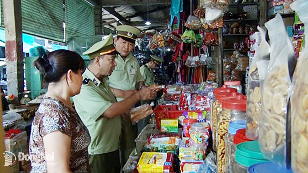 Kiểm tra công tác chống buôn lậu, gian lận thương mại và hàng giả trên địa bàn huyện. Ảnh minh họa