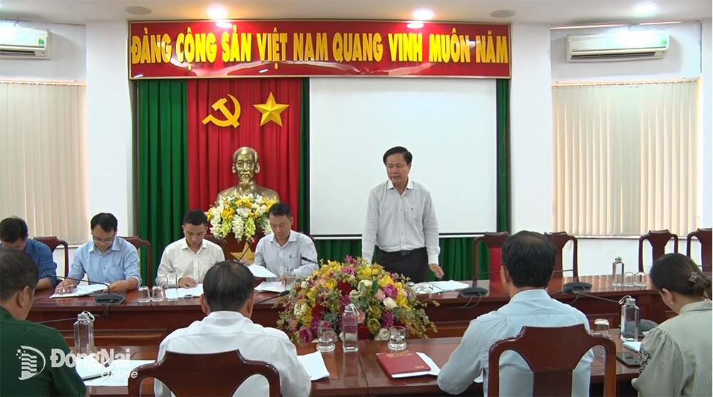 Phó giám đốc Sở Y tế Nguyễn Văn Bình, Trưởng đoàn công tác Ban chỉ đạo Phòng chống thiên tai - Tìm kiếm cứu nạn tỉnh phát biểu tại buổi làm việc với UBND TP.Long Khánh