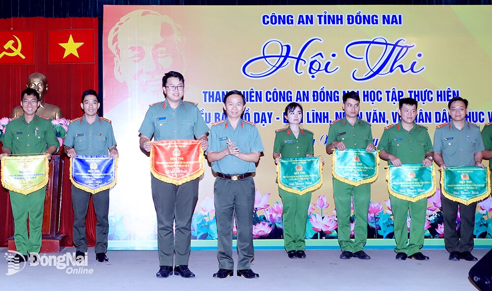 Đại tá Trần Tiến Đạt, Phó giám đốc Công an tỉnh trao giải Nhất cho Đội liên quân Đoàn Thanh niên khối An ninh