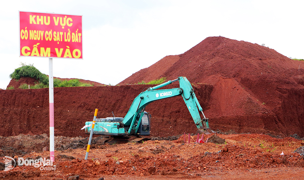 Biển cảnh báo khu vực có nguy cơ sạt lở đất cũng đã được cắm để cảnh báo người dân và các phương tiện di chuyển trong khu vực