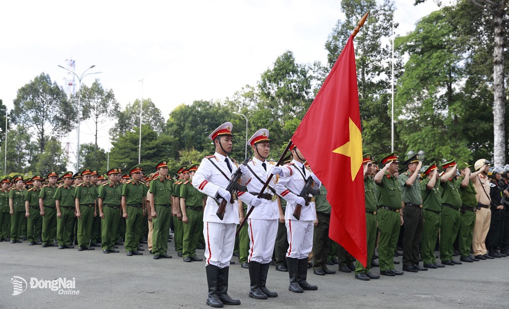 Thực hiện nghi lễ chào cờ tại buổi lễ