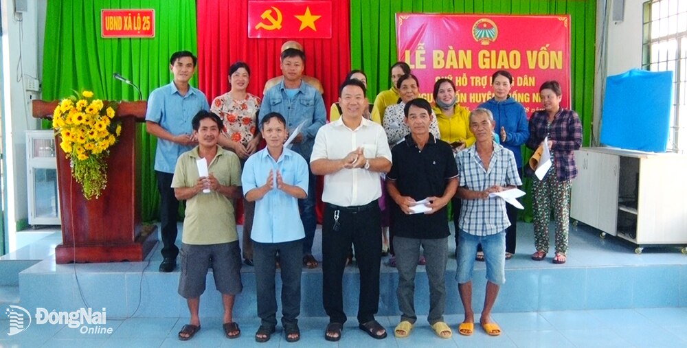 Hội Nông dân H.Thống Nhất bàn giao vốn cho 10 hộ tham gia dự án trồng lúa theo quy trình VietGAP ở xã Lộ 25