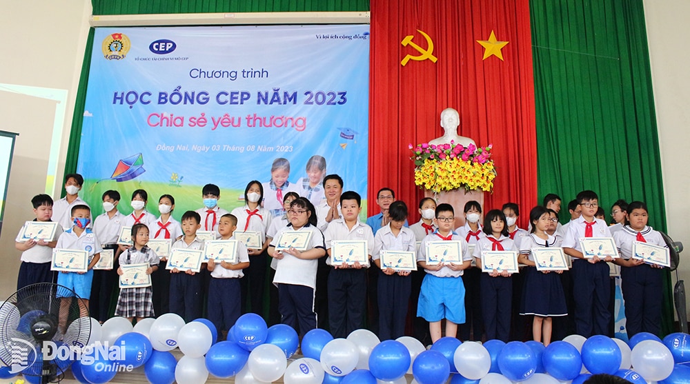 Đại diện Tổ chức tài chính vi mô CEP trao học bổng cho các em học sinh