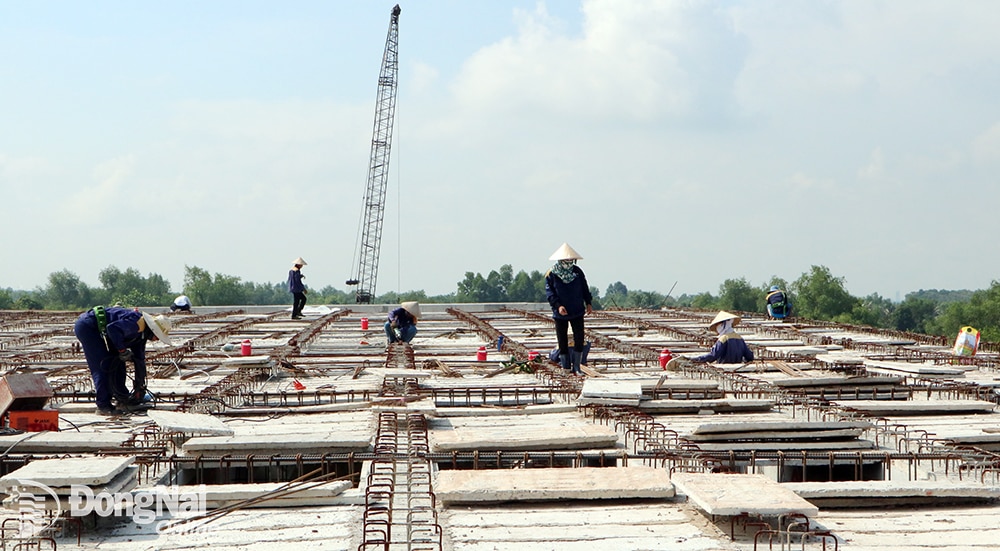 Các dự án trọng điểm của quốc gia, của tỉnh và liên kết vùng sẽ được ưu tiên phân bổ nguồn vốn đầu tư. Trong ảnh: Công nhân thi công xây dựng cầu Vàm Cái Sứt