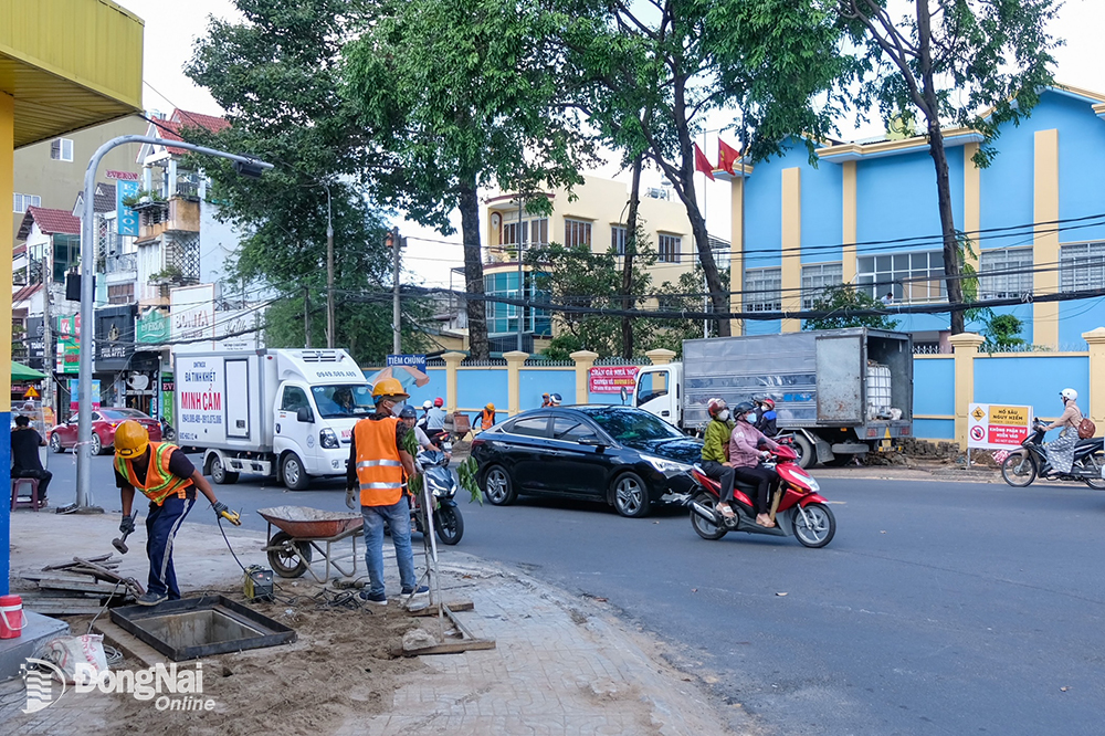  Đơn vị thi công đang xử lý hệ thống cống ngầm trên vỉa hè đường Dương Tử Giang