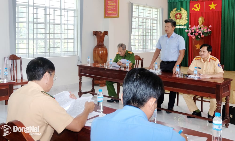 Phó trưởng ban chuyên trách Ban ATGT tỉnh Não Thiên Anh Minh làm việc với Ban ATGT H.Xuân Lộc Ảnh: Đăng Tùng