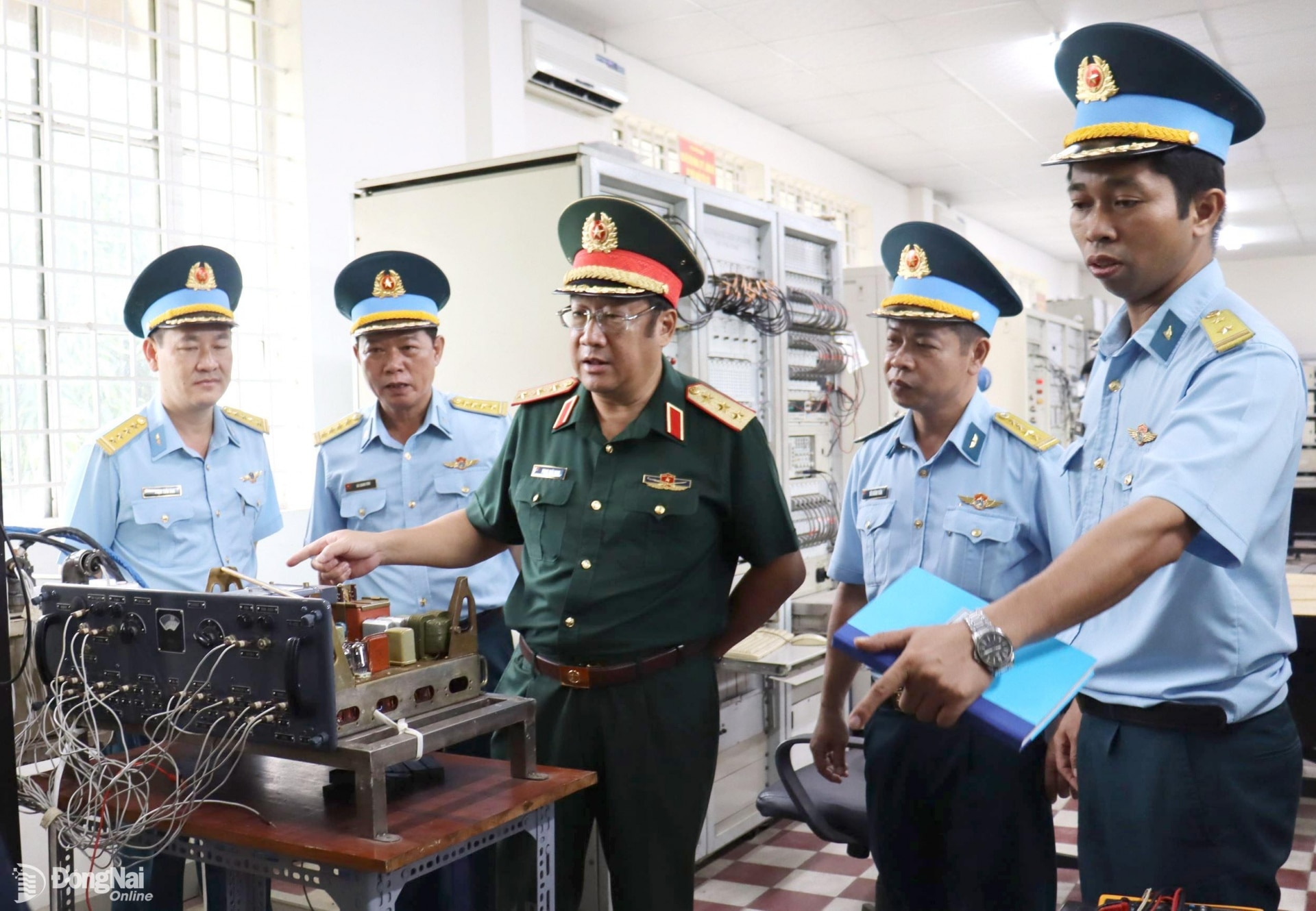 Thượng tướng Phạm Hoài Nam và đoàn công tác kiểm tra trực tiếp tại các xưởng sản xuất của Nhà máy A29