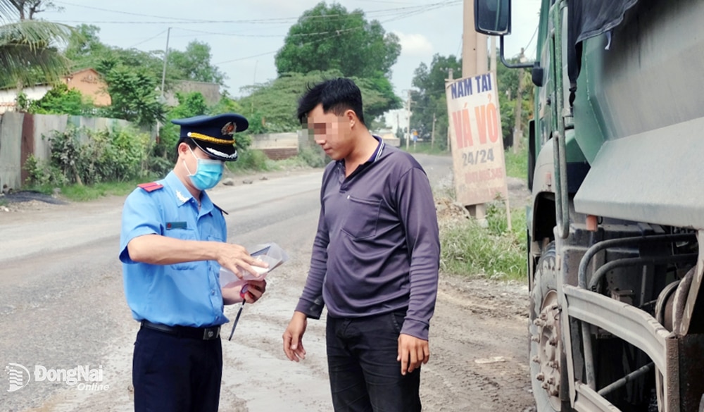 Thanh tra giao thông (Sở GT-VT) kiểm tra xe tải trên đường chuyên dùng vào cụm mỏ đá Tân Cang (TP.Biên Hòa). Ảnh: Minh Thành