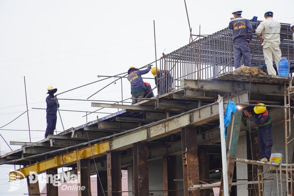 Liên danh các nhà thầu đã huy động hàng trăm kỹ sư, công nhân cùng nhiều trang thiết bị để đảm bảo tiến độ gói thầu.