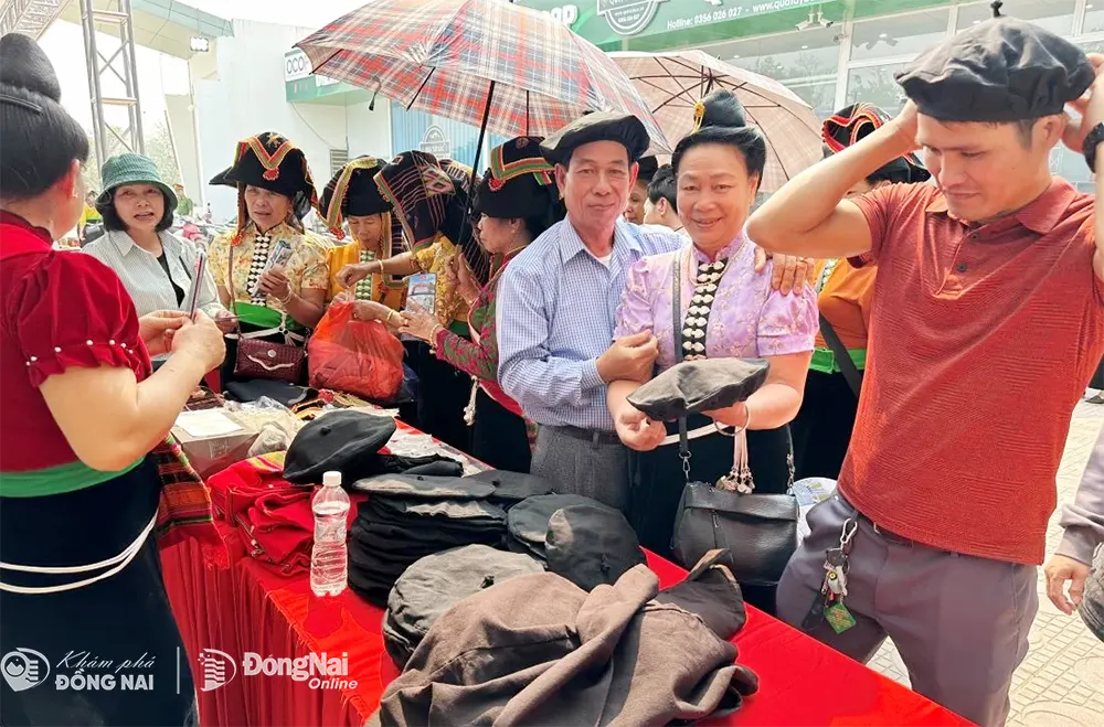 Gian hàng trang phục dân tộc vùng cao. Ảnh: Ngọc Liên 
