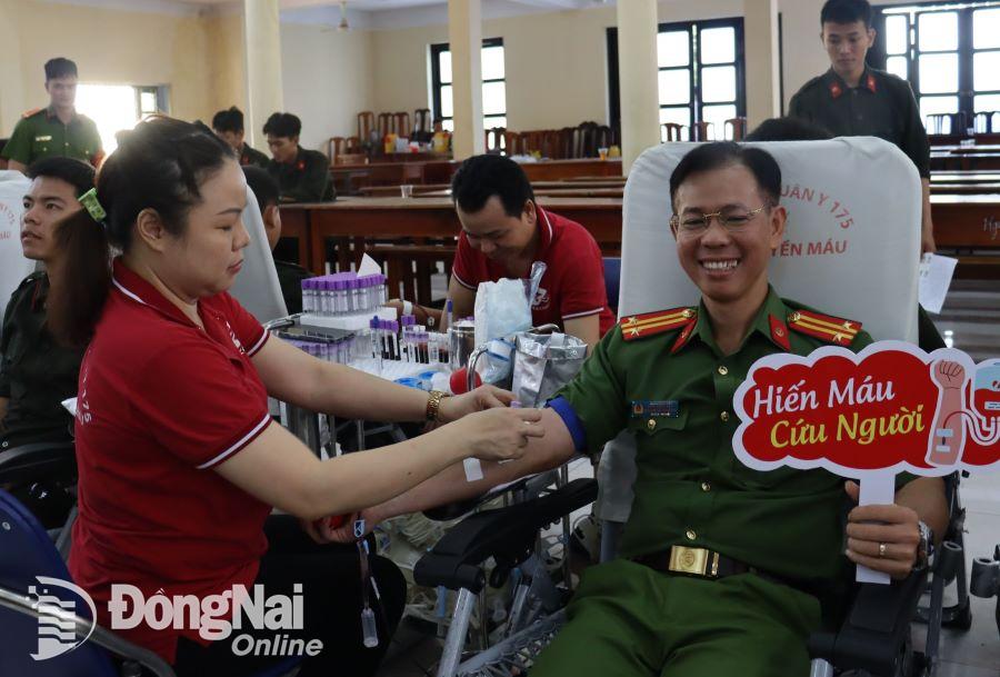 Lãnh đạo Trung tâm Huấn luyện, bồi dưỡng nghiệp vụ và giáo dục nghề nghiệp số 2 trực tiếp hiến máu trong chương trình. Ảnh: Nguyệt Hà