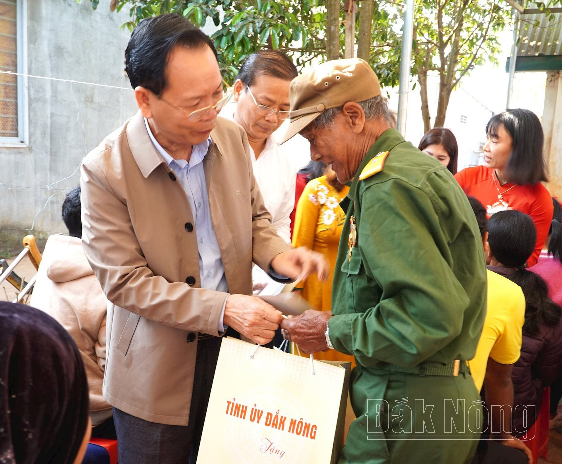 Bí thư Tỉnh ủy, Trưởng Đoàn ĐBQH tỉnh, Chủ tịch danh dự Hội Chữ thập đỏ tỉnh Đắk Nông Ngô Thanh Danh thăm, tặng quà Tết tại bon Sa Nar, xã Quảng Sơn, huyện Đắk Glong (tháng 2-2024)