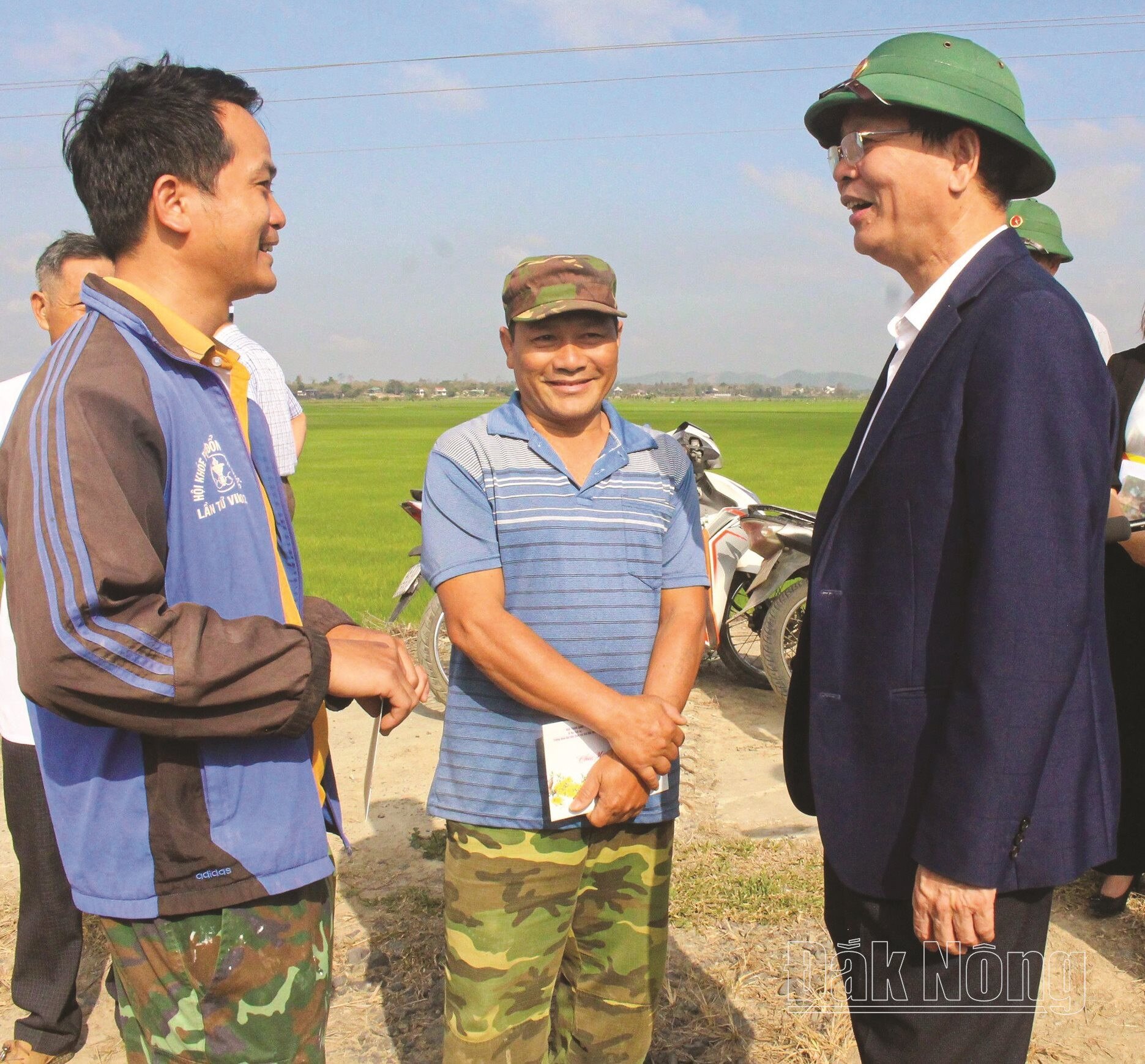 Bí thư Tỉnh ủy, Trưởng Đoàn ĐBQH tỉnh Đắk Nông Ngô Thanh Danh thăm hỏi, động viên nông dân xã Buôn Choáh, huyện Krông Nô