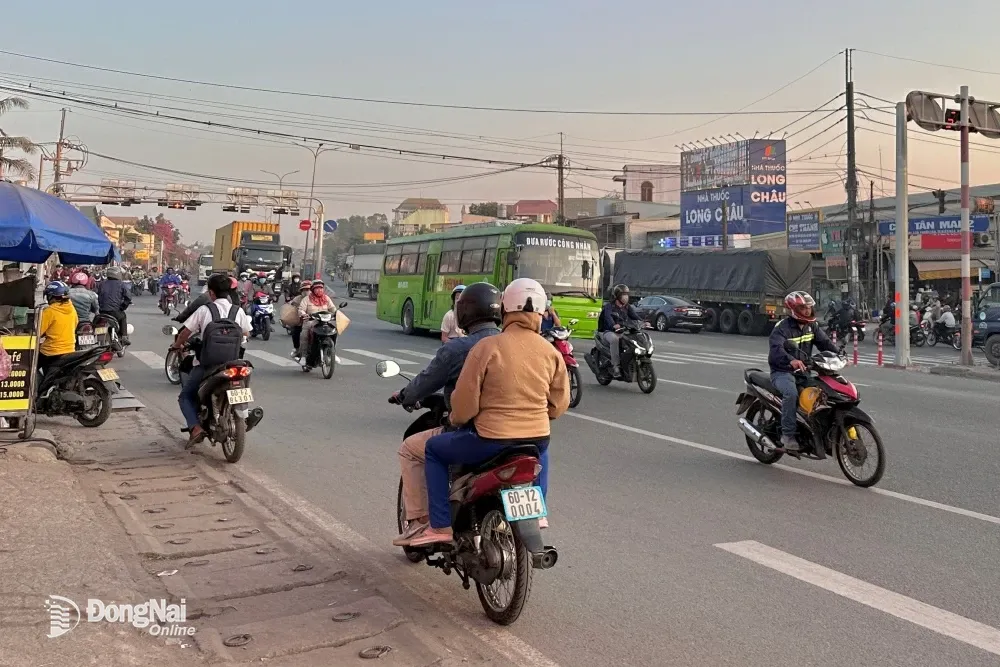 Xe máy đi ngược chiều trên quốc lộ 51 đoạn ngã ba sân golf Long Thành. Ảnh: Minh Thành