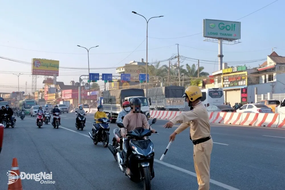 Một người đi xe máy chạy ngược chiều bị phát hiện, xử lý. Ảnh: Minh Thành