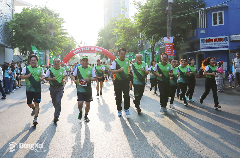 Lãnh đạo tỉnh, thành phố Biên Hòa tham gia chạy phát động Ngày chạy Olympic vì sức khỏe toàn dân thành phố Biên Hòa năm 2024. Ảnh: Huy Anh
