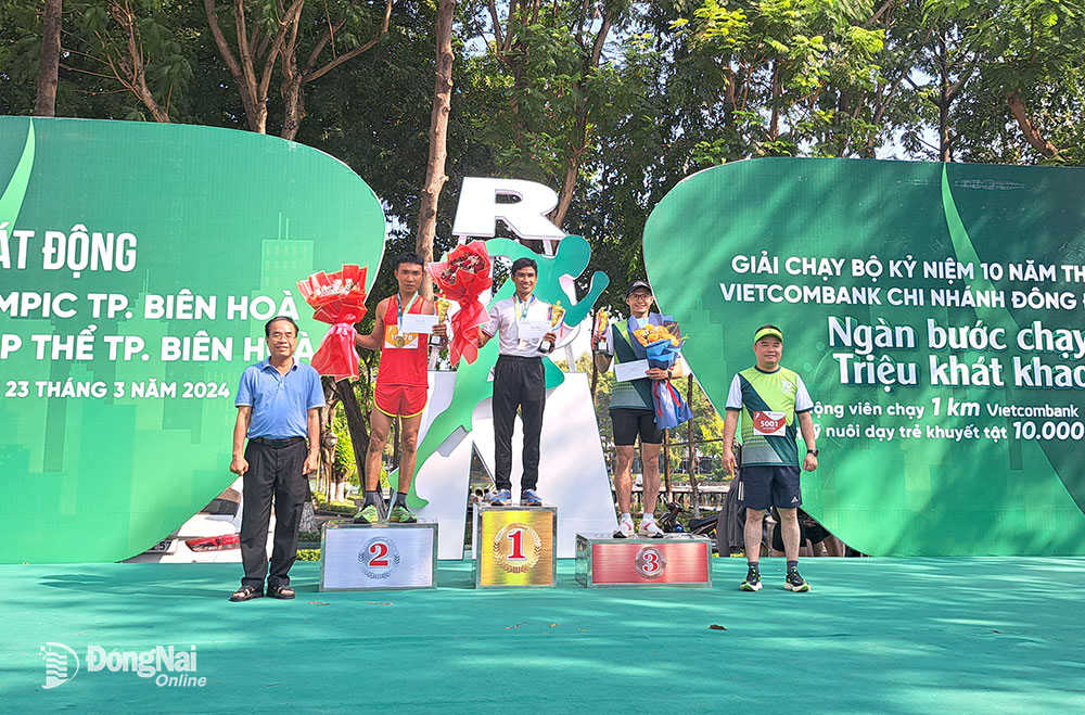 Ban tổ chức trao giải cho các vận động viên đạt thành tích nhất, nhì, ba cự ly 10km nam. Ảnh: CTV