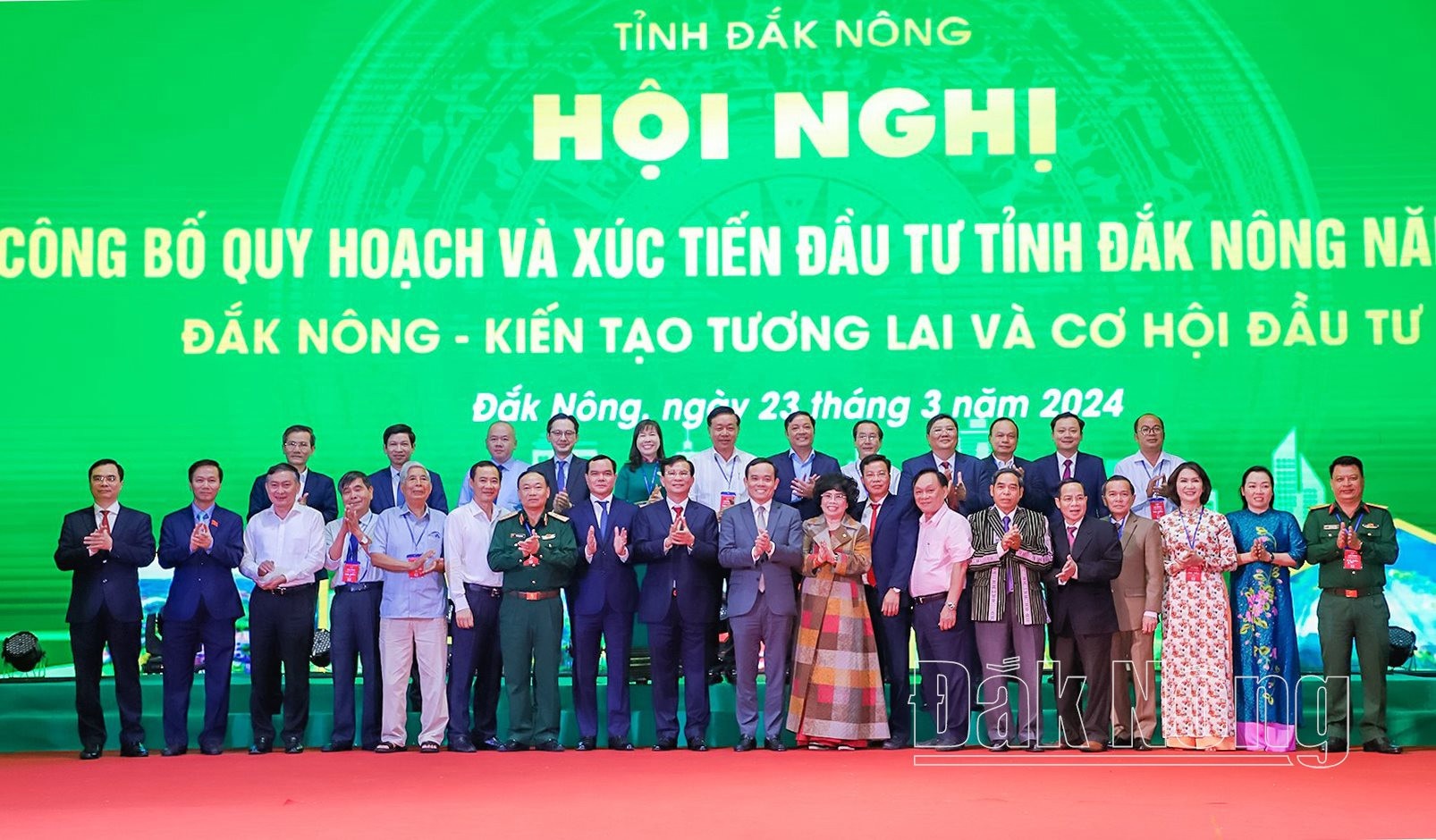 Phó Thủ tướng Chính phủ Trần Lưu Quang chụp hình lưu niệm với lãnh đạo tỉnh và các nhà đầu tư